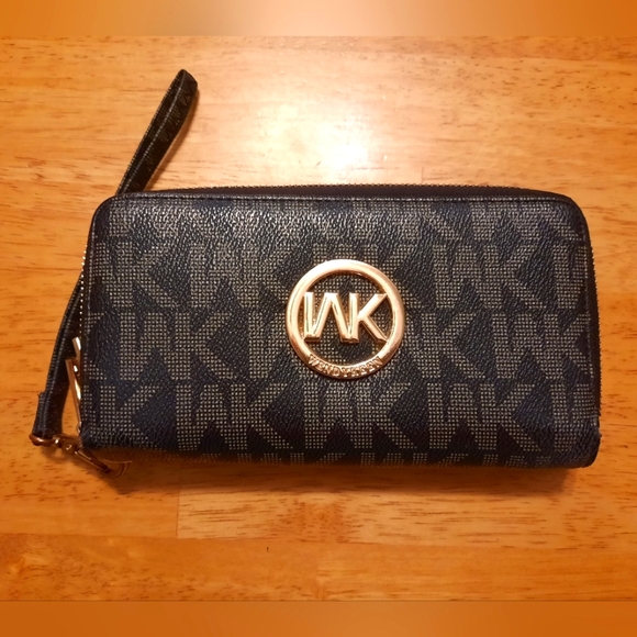 Wendy Keen Handbags - Faux Leather Wendy Keen Wristlet